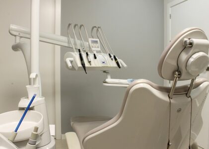 האם השתלות שיניים כואבות